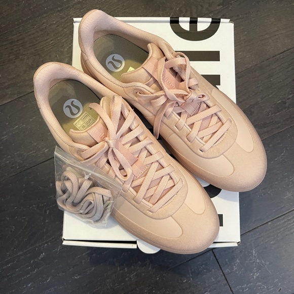 NEW in box Lululemon Womens City Verse Sneakers in Precocious Pink size US 9 - Picture 1 of 8